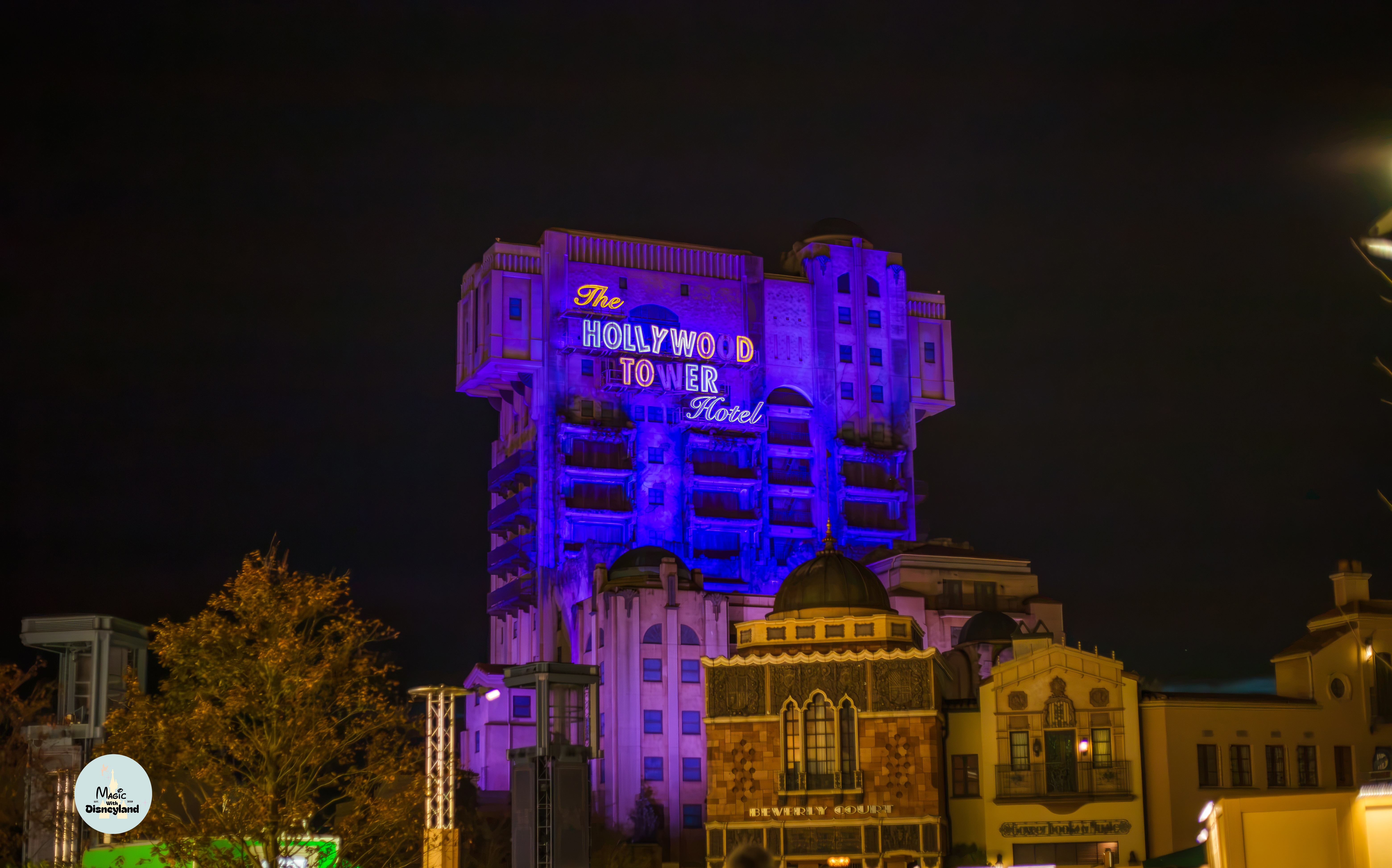 Hollywood Tower Hotel illuminé en violet la nuit à Walt Disney Studios Park Paris