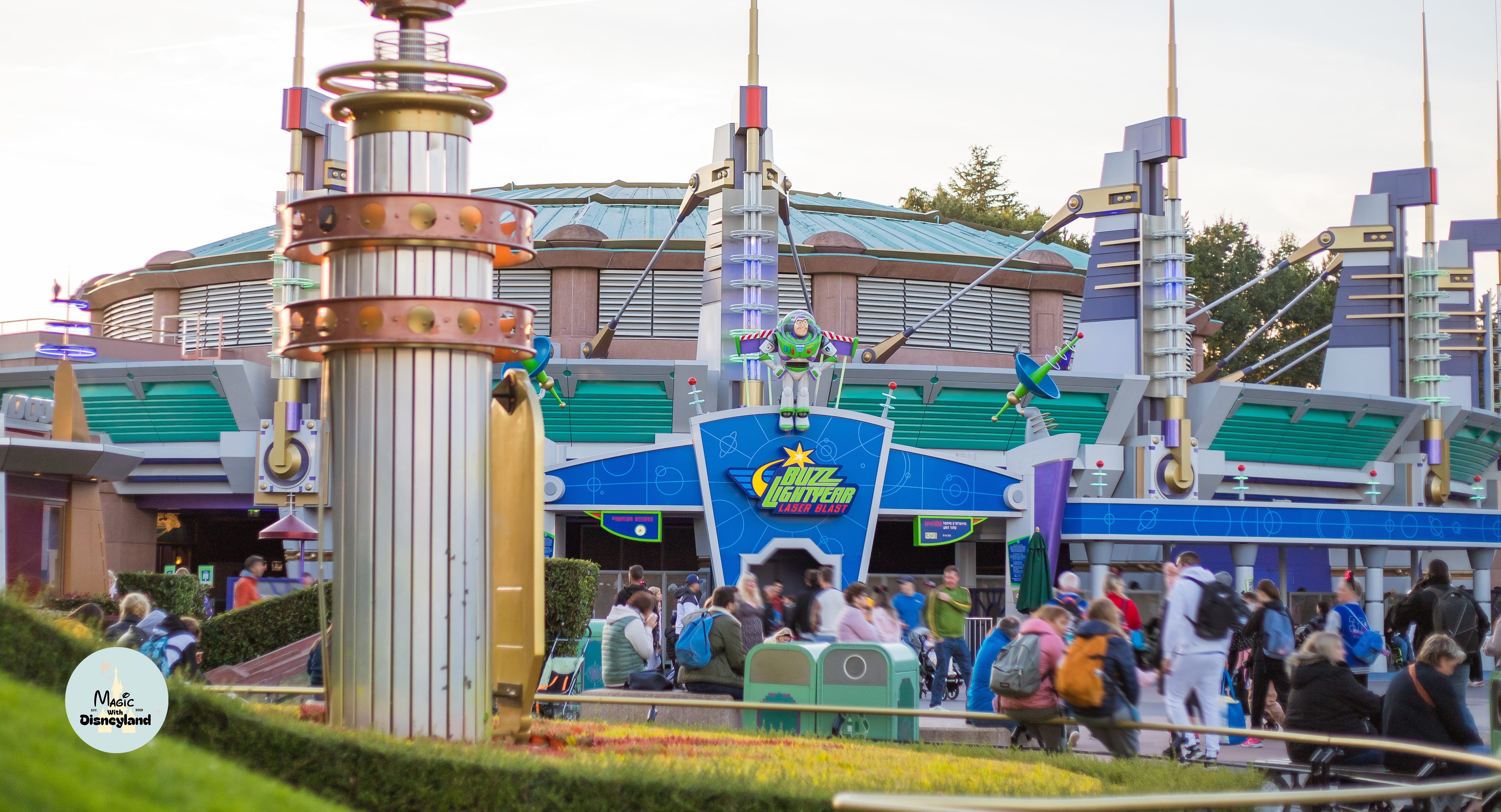 Entrée de l'attraction Buzz Lightyear Laser Blast à Disneyland Paris avec visiteurs