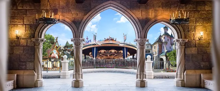 Fantasyland à Disneyland Paris : attractions, restaurants et boutiques